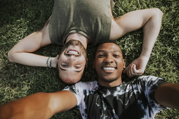 ゲイカップルの芝生でリラックス — ストック写真