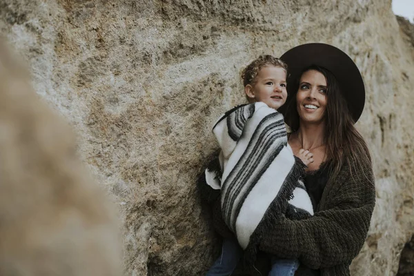 Morena Mamá Con Linda Hija Frente Roca Grande — Foto de Stock