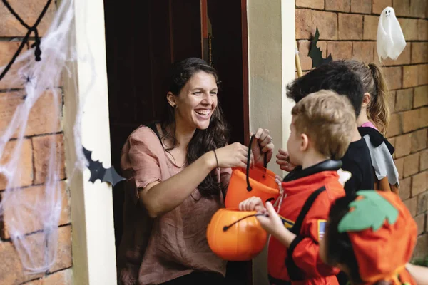 Små Barn Knep Eller Behandla Halloween — Stockfoto