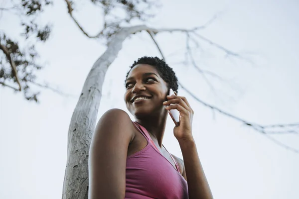 Vrolijke Vrouw Praten Telefoon — Stockfoto