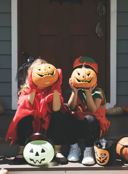 Kleine Kinder Halloween Kostümen — Stockfoto