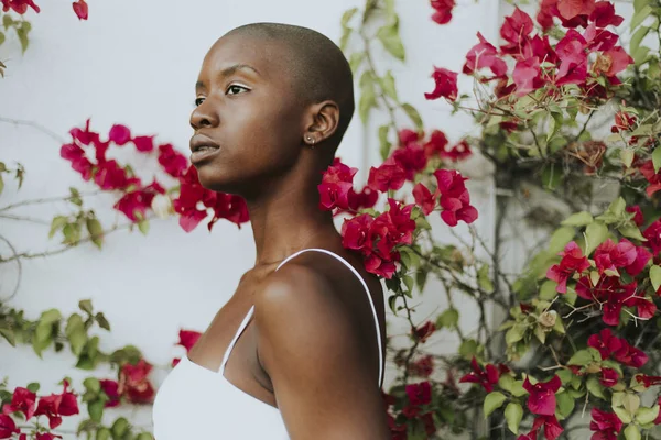 Mulher Cabeça Pele Cercada Por Flores Vermelhas — Fotografia de Stock