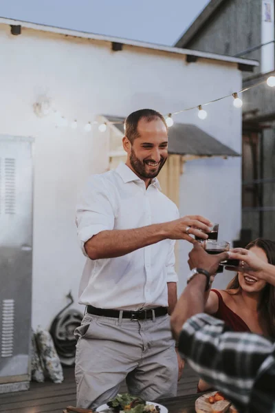 Amigos Brindar Com Vinho Tinto — Fotografia de Stock