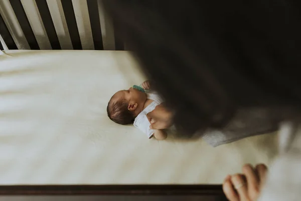 Matka Patrząc Śpiące Dziecko — Zdjęcie stockowe