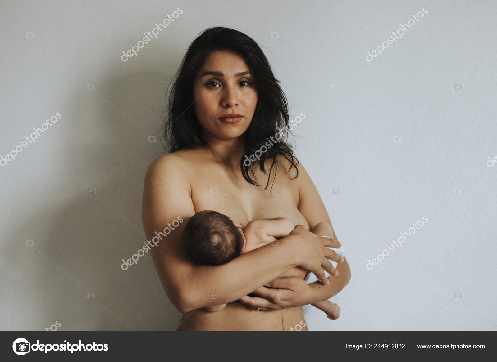 Ibu Telanjang Menggendong Bayinya Yang Baru Lahir — Stok Foto © Rawpixel  #214912882