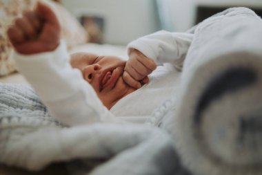 Bir yatak esneme üzerinde bebek bebek