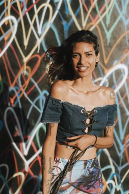 Güzel model bir duvarın ardında poz