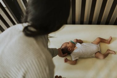 Annesi sonra uyuyan bir bebek arıyorum