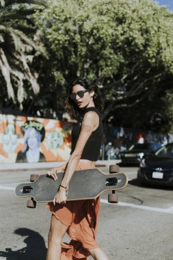 Serin bir longboard kadınla