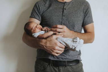 Onun bebek tutan genç Baba