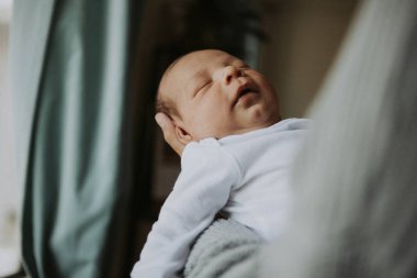 Huzurlu bir bebek uykuda closeup