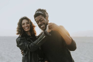 Kumsalda dans eden mutlu çift.