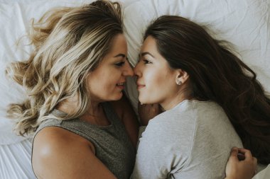 Lezbiyen çift yatakta birlikte