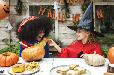Çocuklar kılık Halloween sezon zevk