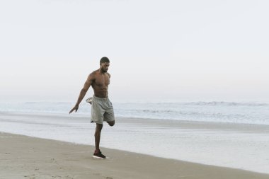 Sahilde uzanan adam uygun