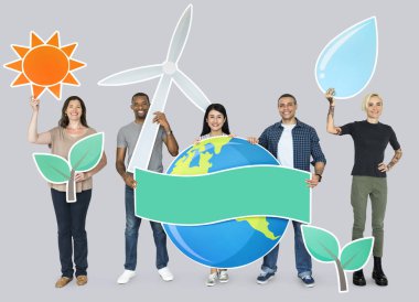 Grup simgeleri tutan çeşitli insan.