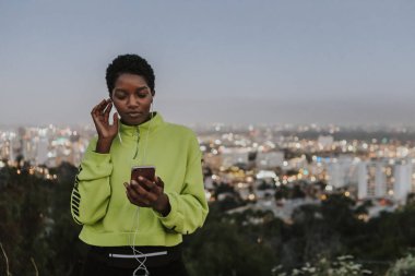 Kadın bir telefondan müzik