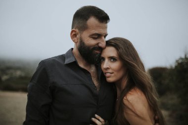 Çift sahilde sarılma 