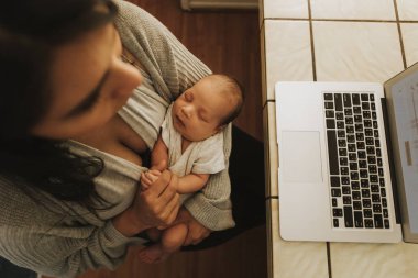 Bir bilgisayar kullanmanız ve onun bebek tutan anne