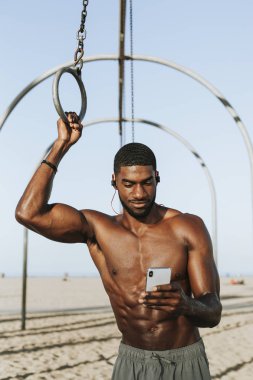 Adam müzik yaptığı telefon seçme