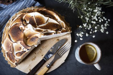 Kabarık ev yapımı limon beze pasta