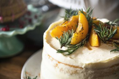 Kayısı ve biberiye ile buttercream pasta