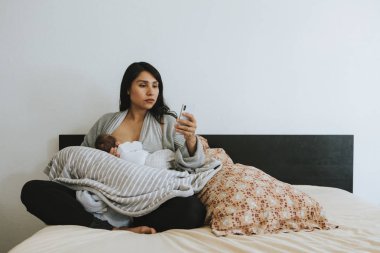 Bir smartphone kullanarak emzirme anne