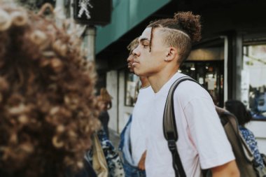 Grup insan yolun karşısına için bekliyor