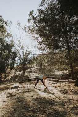 Bir zam iken üzerinde uzanan kadın