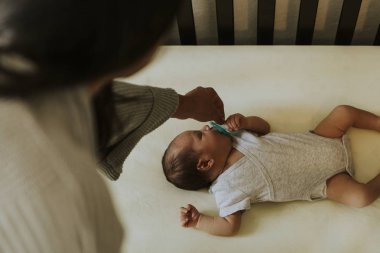 Annesi sonra uyuyan bir bebek arıyorum