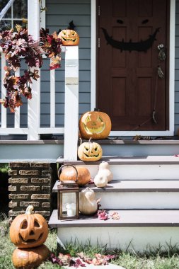 Cadılar Bayramı Balkabağı ve dekorasyonlar bir evin dışında