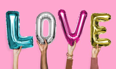 Aşk balonlar kelime gösteren eller