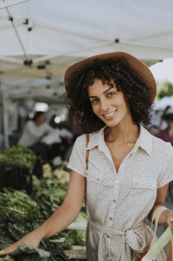 Güzel kadın kale bir çiftçi pazarda satın alma
