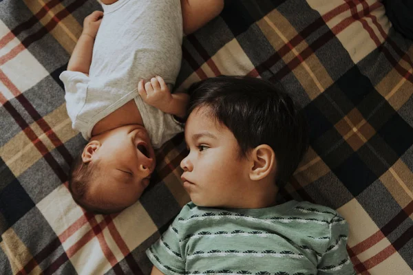 Lifestyle Porträt Einer Brüderlichen Liebe — Stockfoto