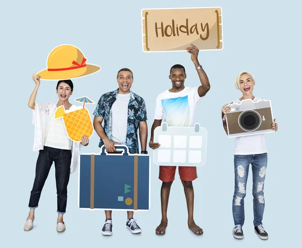 Feliz Diversas Pessoas Segurando Ícones Viagem — Fotografia de Stock