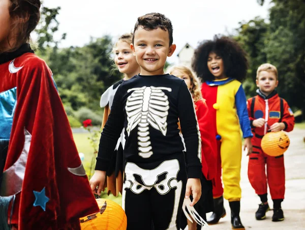 Fiatal Gyerekek Trükk Vagy Kezelésére Halloween Idején — Stock Fotó
