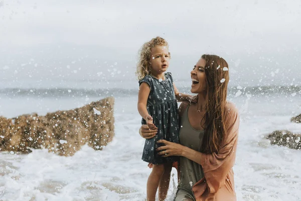 Mãe Com Filha Jovem Uma Praia — Fotografia de Stock