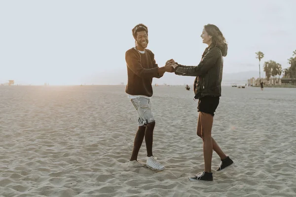 Casal Feliz Dançando Praia — Fotografia de Stock