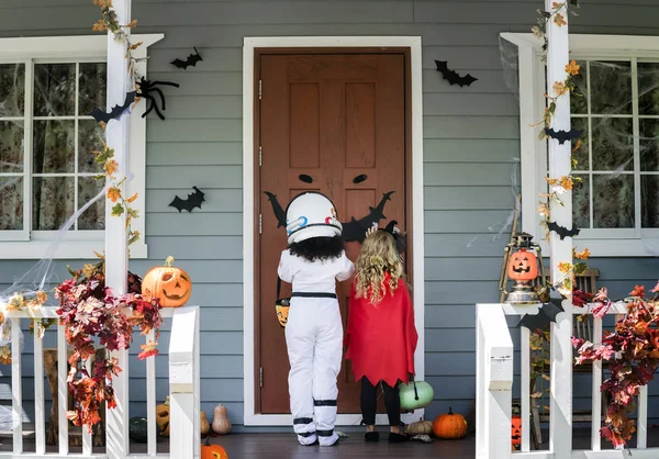 Los Niños Pequeños Engañan Tratan Halloween —  Fotos de Stock