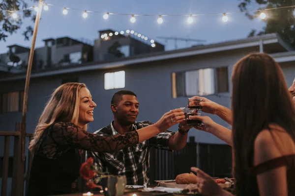 Amici Brindisi Con Vino Rosso — Foto Stock