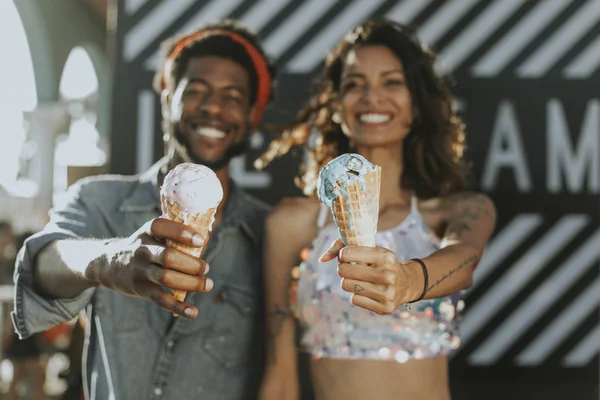 Весела Пара Насолоджується Морозивом — стокове фото