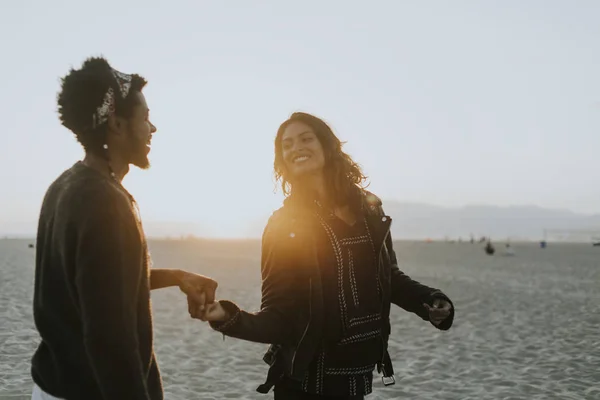 Casal Feliz Dançando Praia — Fotografia de Stock