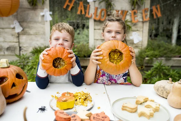 Young Kids Carving Halloween Jack Lanterns — Stock Photo, Image