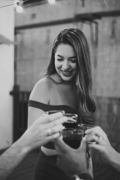 Menina Bonita Brindar Com Seus Amigos — Fotografia de Stock