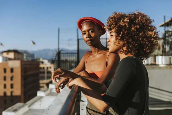 Girlfriends Hanging Out Rooftop — Stock Photo, Image