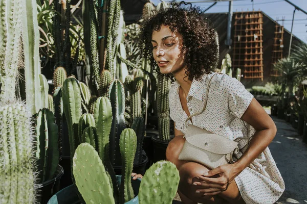 Piękna Kobieta Ogród Kaktusów — Zdjęcie stockowe