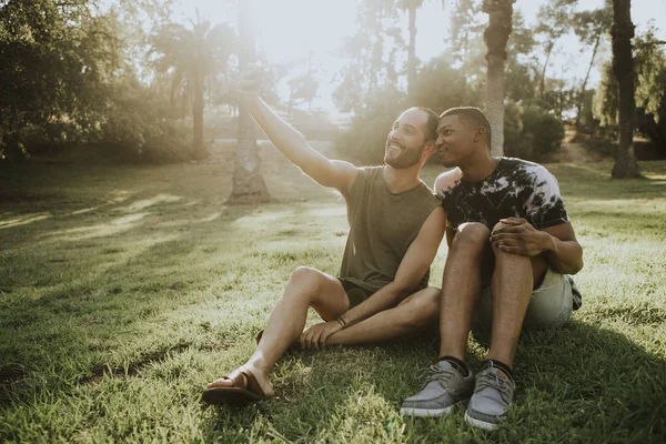 Couple Gay Prendre Selfie Dans Été — Photo