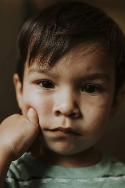 Bir Çocuk Portresi Şüpheci Yüz — Stok fotoğraf