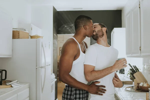 Gay Casal Abraçando Cozinha — Fotografia de Stock