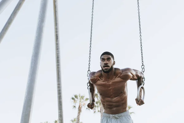 Fit Man Aan Het Werk Het Strand — Stockfoto